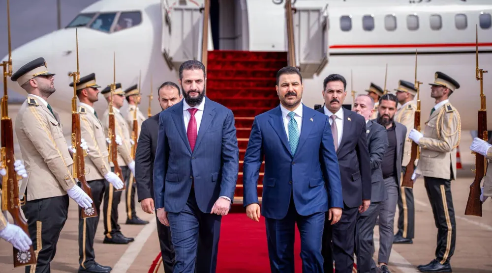 الرئيس أحمد الشرع مستقبلاً رئيس الوزراء العراقي علي فالح الزيدي في مطار دمشق الأربعاء في أول زيارة يقوم بها إلى دمشق (الرئاسة السورية)