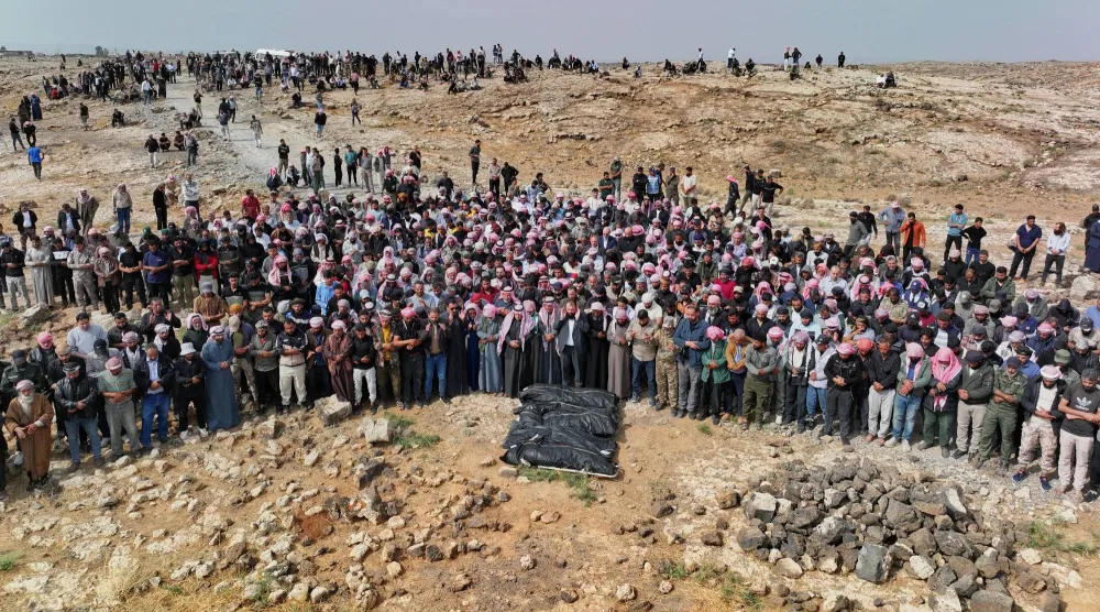 خلال تشييع أشخاص قُتلوا في غارة جوية أردنية على بلدة الطف في محافظة درعا جنوب سوريا يوم 27 أكتوبر 2026 (أ.ب)