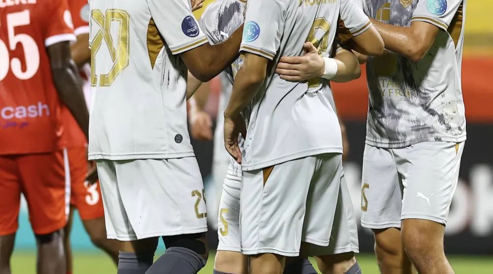لاعبو الدحيل يحتفلون بهدف بسام الراوي (نادي الدحيل)