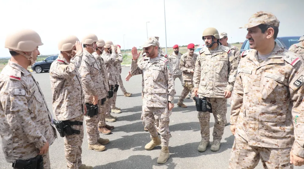 الفريق الرويلي خلال زيارته الوحدات العسكرية بالمنطقة الجنوبية (وزارة الدفاع السعودية)