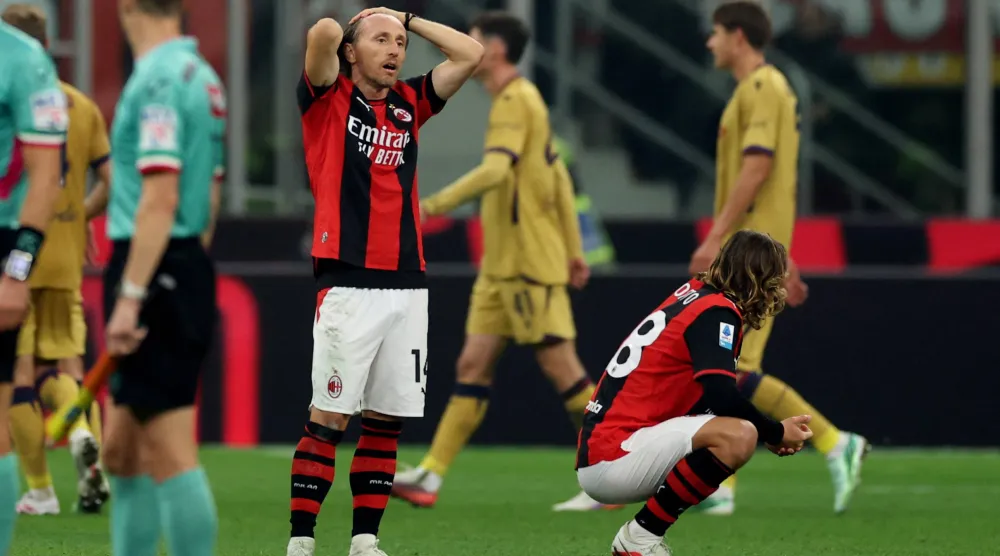 لوكا مودريتش لاعب ميلان يبدو محبطاً عقب المباراة أمام بولونيا في الدوري الإيطالي (رويترز)