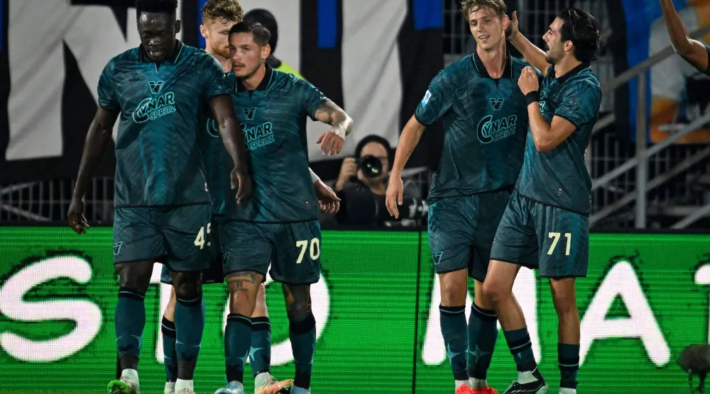 ليون لاوبرباخ مهاجم فينيتسيا الألماني يحتفل بتسجيل هدف فريقه الأول أمام إنتر ميلان في الدوري الإيطالي (أ.ف.ب)