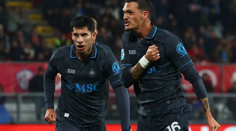 رافا مارين لاعب نابولي يحتفل مع زميله ماتياس أوليفيرا بتسجيل الهدف الثالث لفريقه أمام مونزا (رويترز)