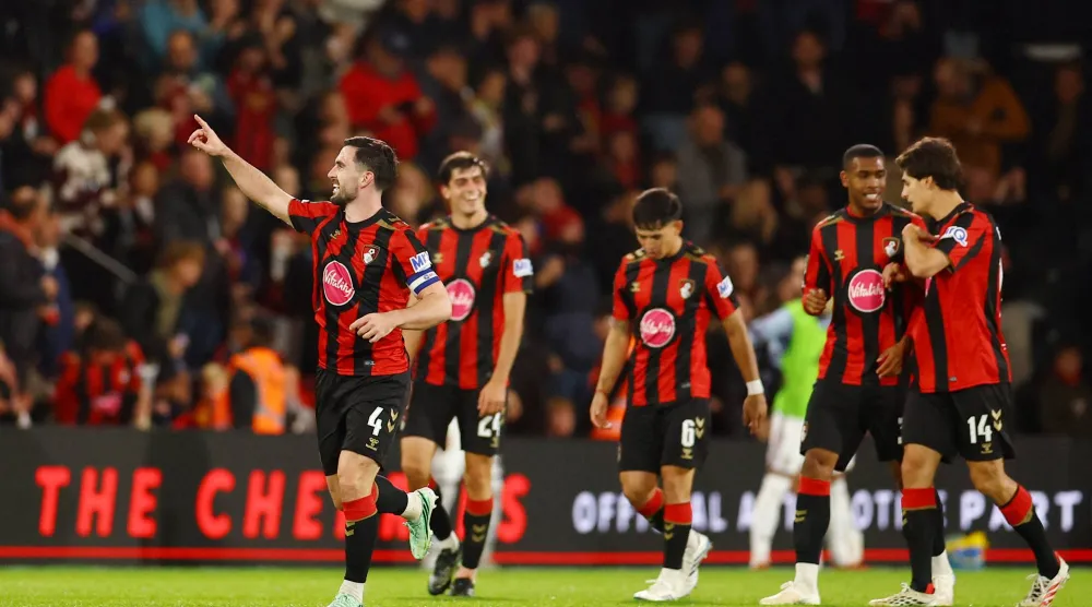 لويس كوك لاعب بورنموث يحتفل بتسجيل الهدف الثاني لفريقه أمام أستون فيلا (رويترز)