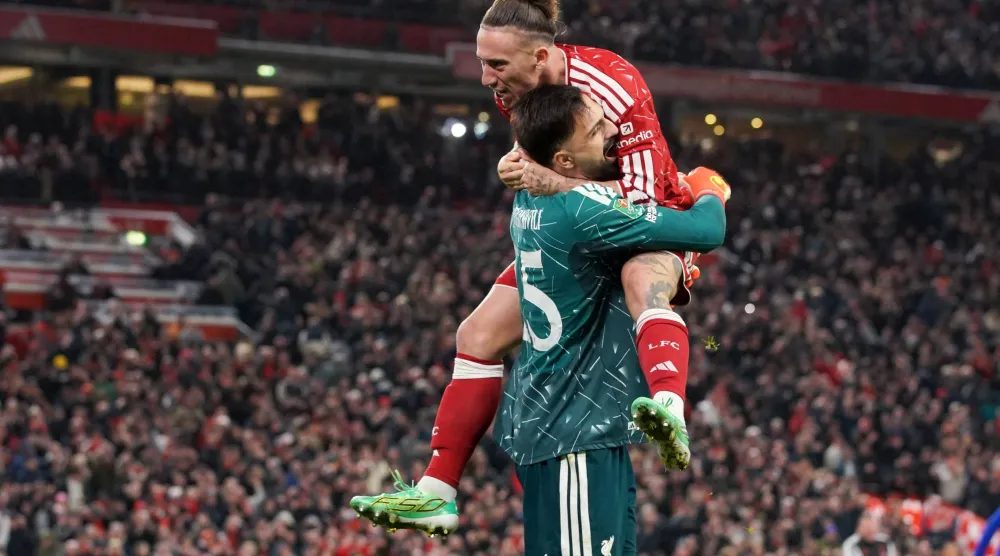 جيورجي مامارداشفيلي حارس ليفربول يحتفل مع زميله كوستاس تسيميكاس بالفوز على تشيلسي بركلات الترجيح (رويترز)