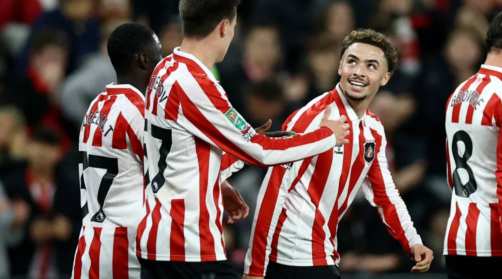 شمس الدين الطالبي لاعب سندرلاند يحتفل بتسجيل الهدف الأول لفريقه أمام برينتفورد مع زميليه تيمور تيوتيروف وجوسلين تا بي (رويترز)