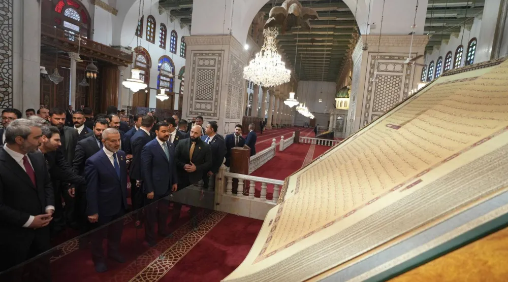 رئيس الوزراء العراقي علي الزيدي خلال زيارة للمسجد الأموي في دمشق أمس بصحبة عدد من المسؤولين العراقيين والسوريين (الحكومة العراقية)