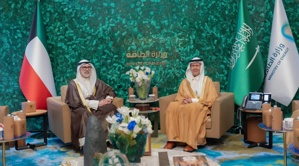 اللقاء بين الأمير عبد العزيز بن سلمان ووزير الخارجية الكويتي الشيخ جراح جابر الأحمد الصباح في الرياض (إكس)