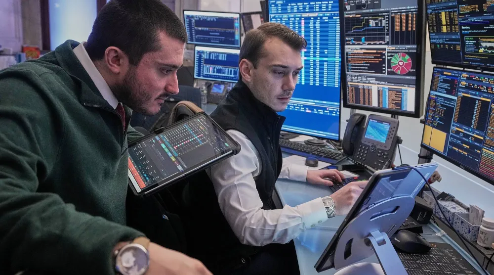 متداولان يعملان في بورصة نيويورك (أ.ب)