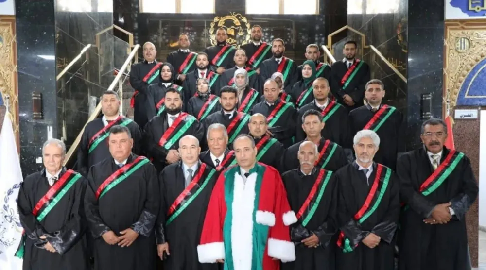 قضاة ليبيون يتوسطهم المستشار عبد الله أبو رزيزة رئيس المحكمة العليا في ليبيا (حساب المجلس الأعلى على «فيسبوك»)