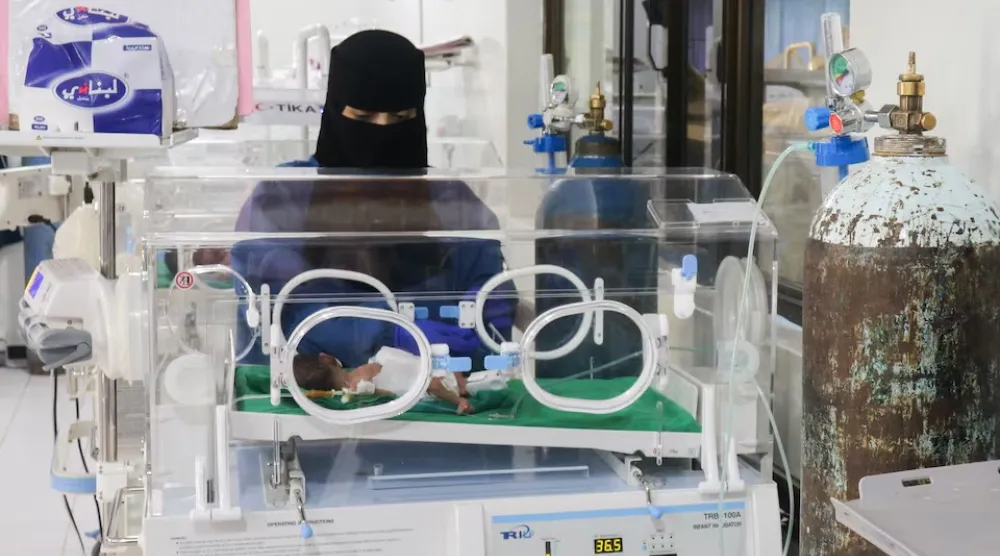 حضانات الأطفال حديثي الولادة والخدج في مستشفيات مدينة تعز أمام خطر التوقف التام (رويترز)