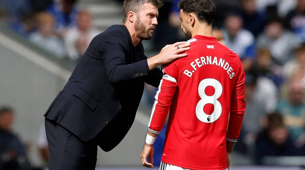 مايكل كاريك مدرب مانشستر يونايتد يتحدث إلى قائد الفريق البرتغالي برونو فرنانديز خلال مباراة إيفرتون (رويترز)