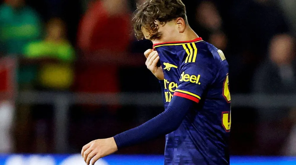 ماكس داومان لاعب آرسنال يغادر أرض الملعب بعد طرده خلال مواجهة فليتوود تاون في الدور الرابع من كأس الرابطة الإنجليزية (رويترز)