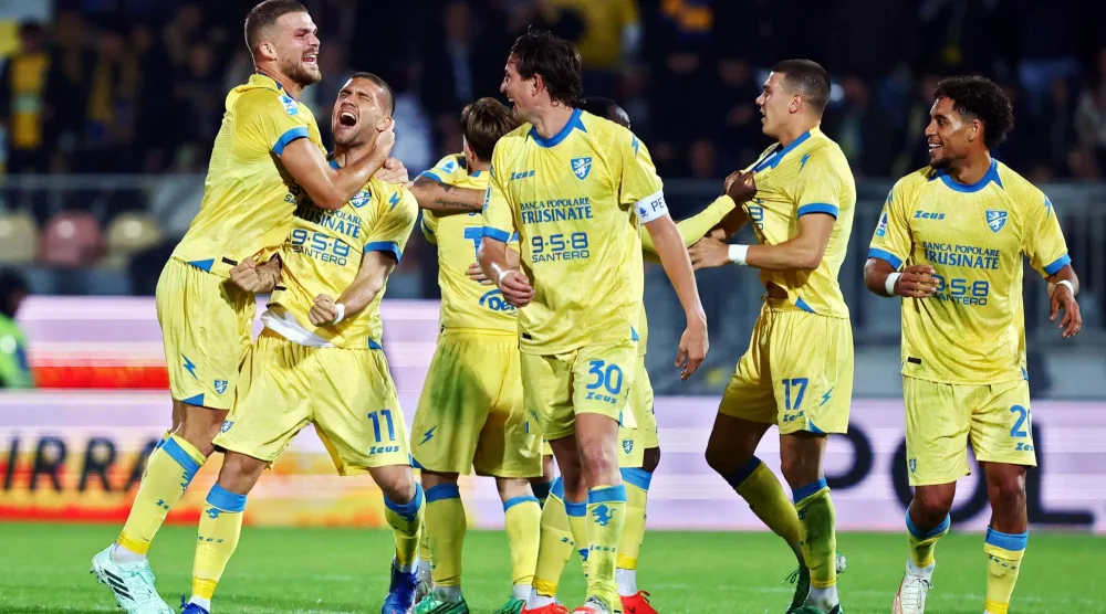 دانييل بيرليغا لاعب فروسينوني يحتفل مع زملائه بتسجيل الهدف الرابع لفريقه أمام ليتشي (إ.ب.أ)