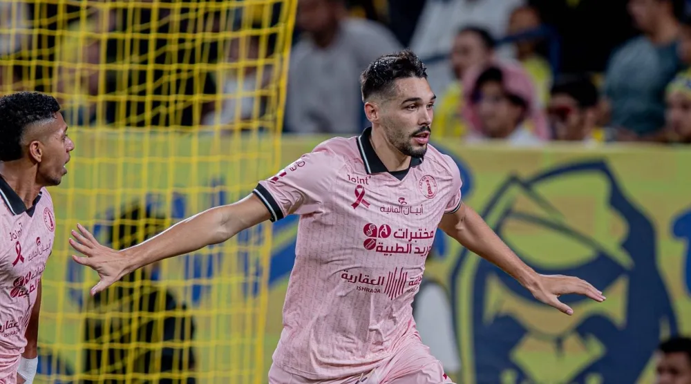 جوليان دومينيغيز يحتفل بهدفه في شباك النصر (نادي الخلود) 