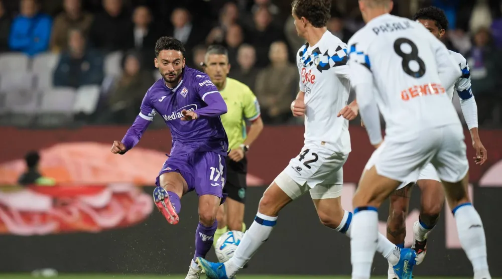 البرتغالي جواو ماريو لاعب فيورنتينا يسجل هدفاً خلال مواجهة أتالانتا (أ.ب)