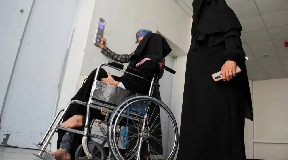 المدنيون في تعز المحاصرة عرضة لقذائف الحوثيين وقناصتهم (رويترز)