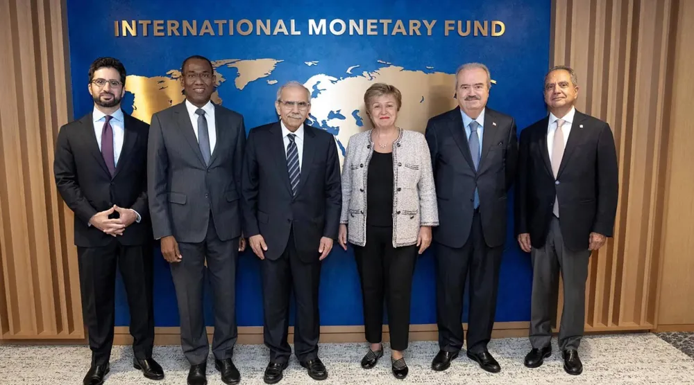 الوفد اللبناني برئاسة رئيس الحكومة خلال اجتماعه في واشنطن بالمديرة العامة لصندوق النقد الدولي كريستالينا غورغييفا في سبتمبر (إكس)