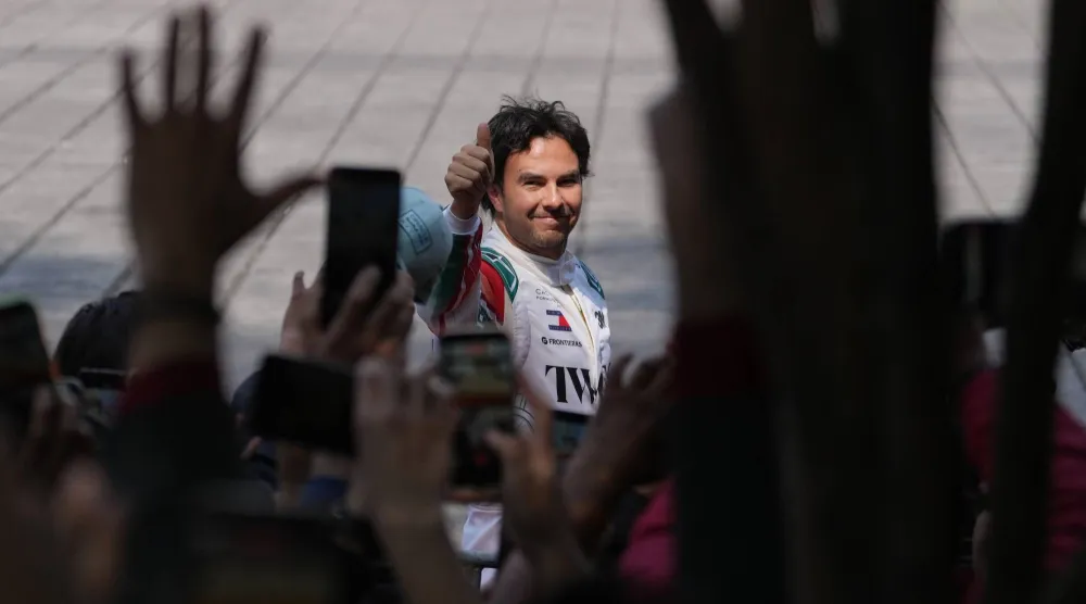 سيرجيو بيريز سائق فريق كاديلاك يستعد للسباق الـ300 بمسيرته (أ.ب)