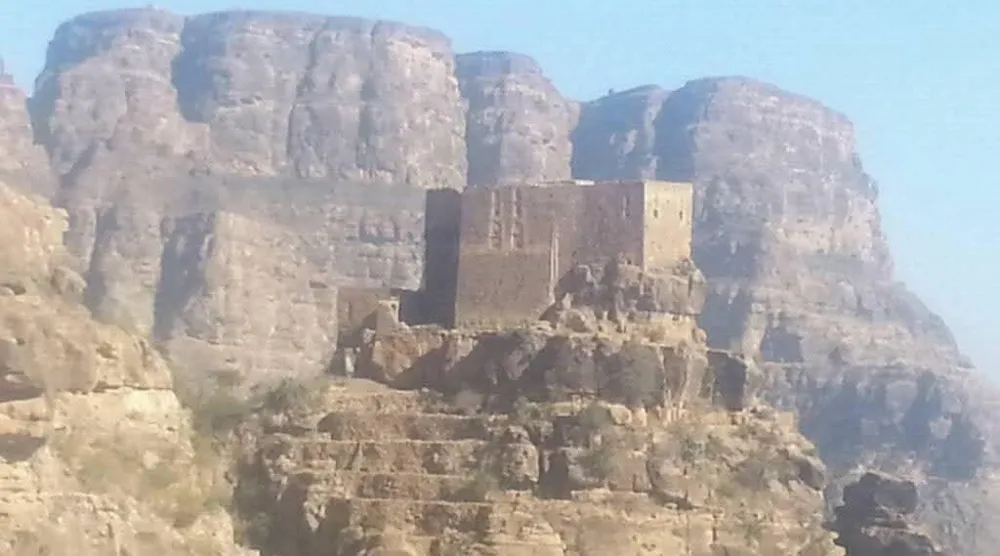 صورة تظهر قلعة المقاطرة التاريخية حيث يسعى الحوثيون للسيطرة عليها (فيسبوك)