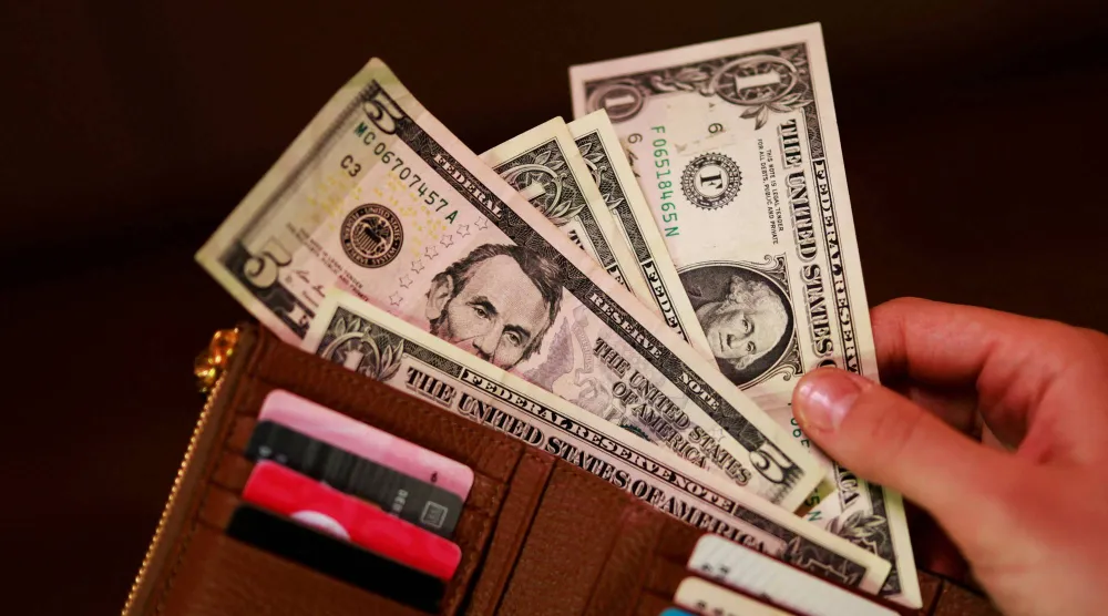 أوراق نقدية من الدولار الأميركي (رويترز)