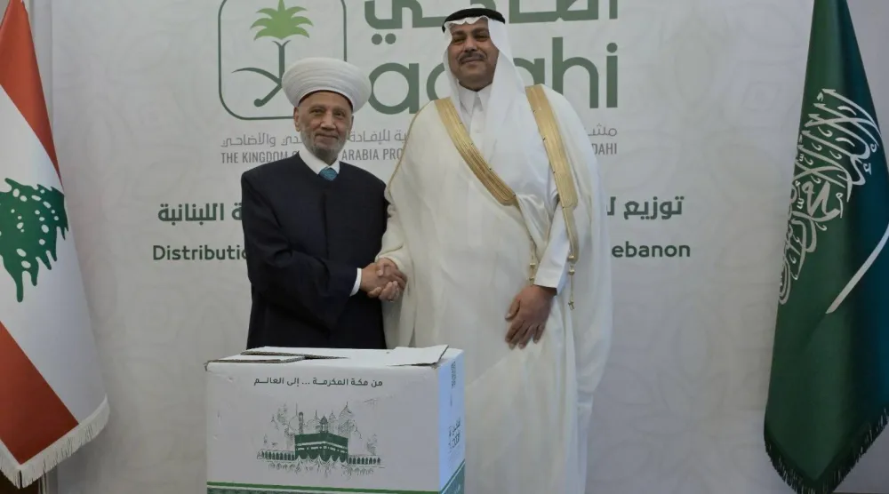 صورة تجمع مفتي الجمهورية اللبنانية الشيخ عبد اللطيف دريان والسفير السعودي لدى لبنان فهد الدوسري (الشرق الأوسط)