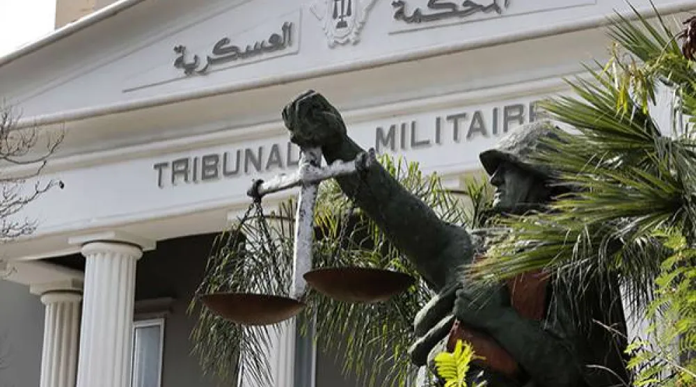 تمثال لجندي يحمل ميزاناً يرمز إلى العدالة خارج المحكمة العسكرية في بيروت (أ.ب)