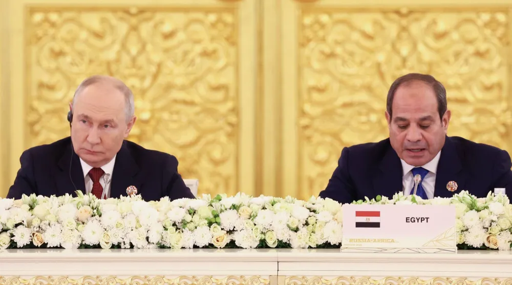 الملف الليبي كان حاضراً في مباحثات الرئيس المصري عبد الفتاح السيسي مع المسؤولين الروس في موسكو خلال مشاركته في القمة الروسية - الأفريقية (إ.ب.أ)