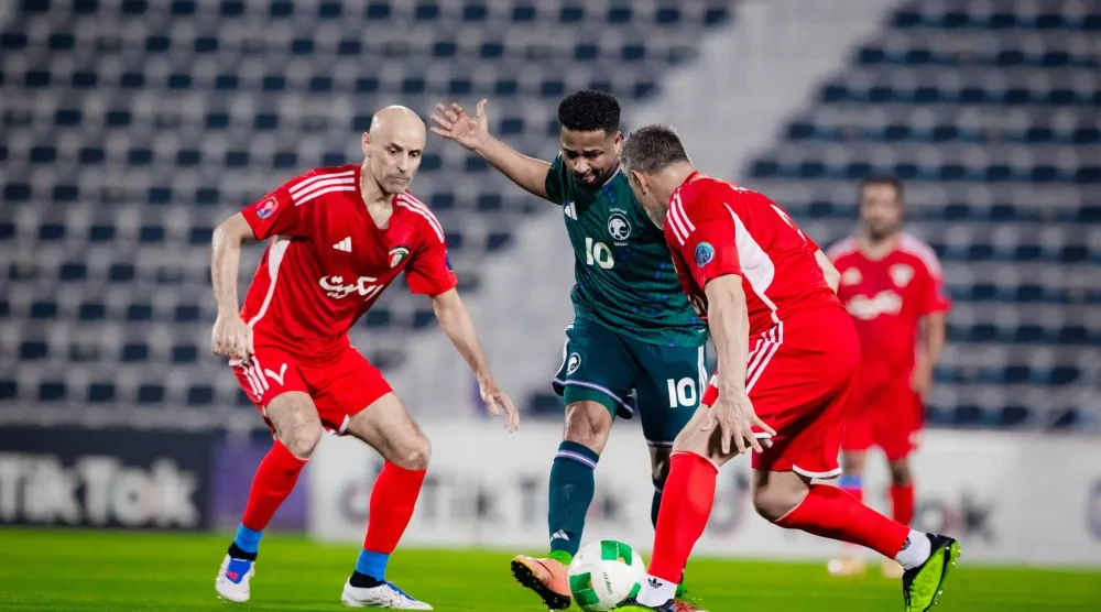 ناصر الشمراني يحاول المرور بين لاعبين من الكويت (المنتخب السعودي)