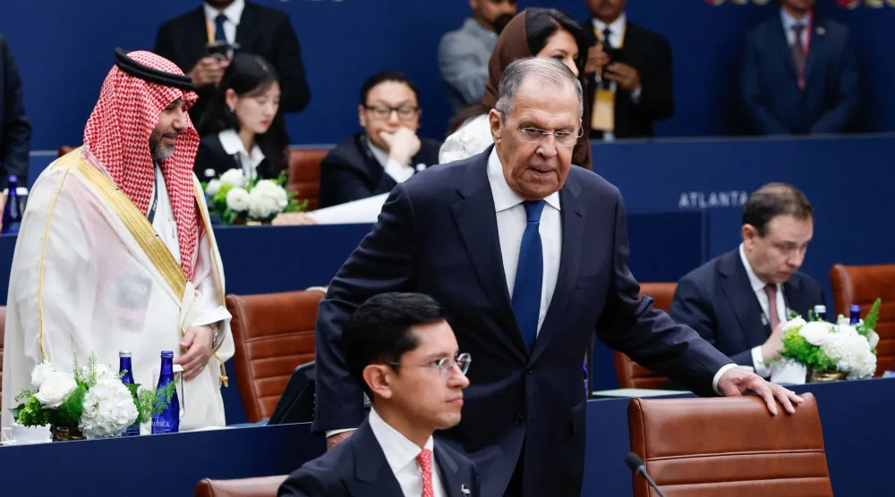 وزير الخارجية الروسي سيرغي لافروف يصل للمشاركة في لقاء وزراء خارجية دول مجموعة العشرين في أتلانتا (أ.ف.ب)