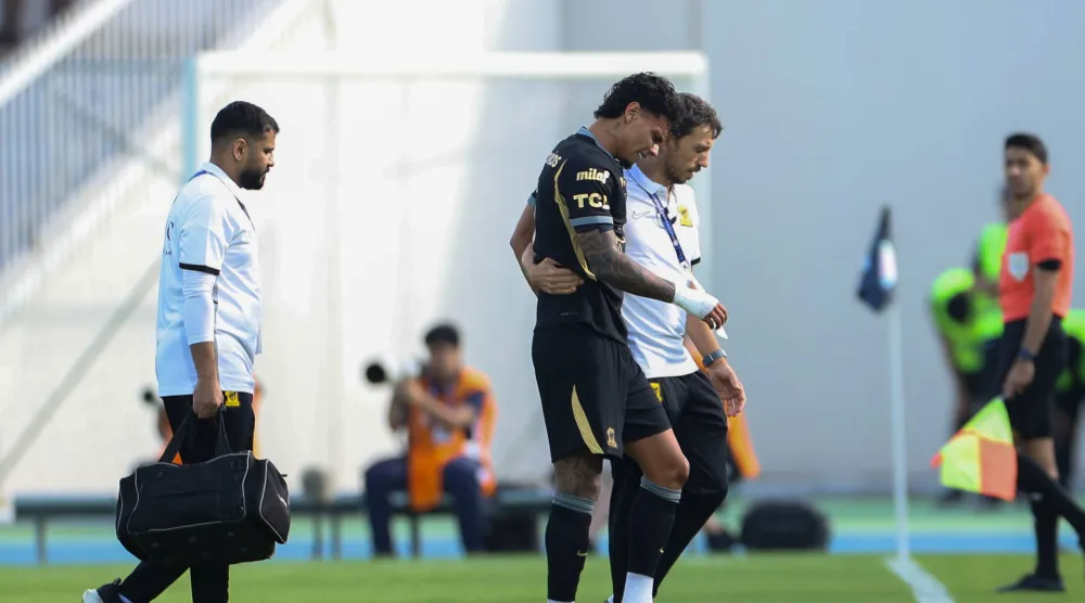 ريوس خرج متألما من الملعب (تصوير: عدنان مهدلي)