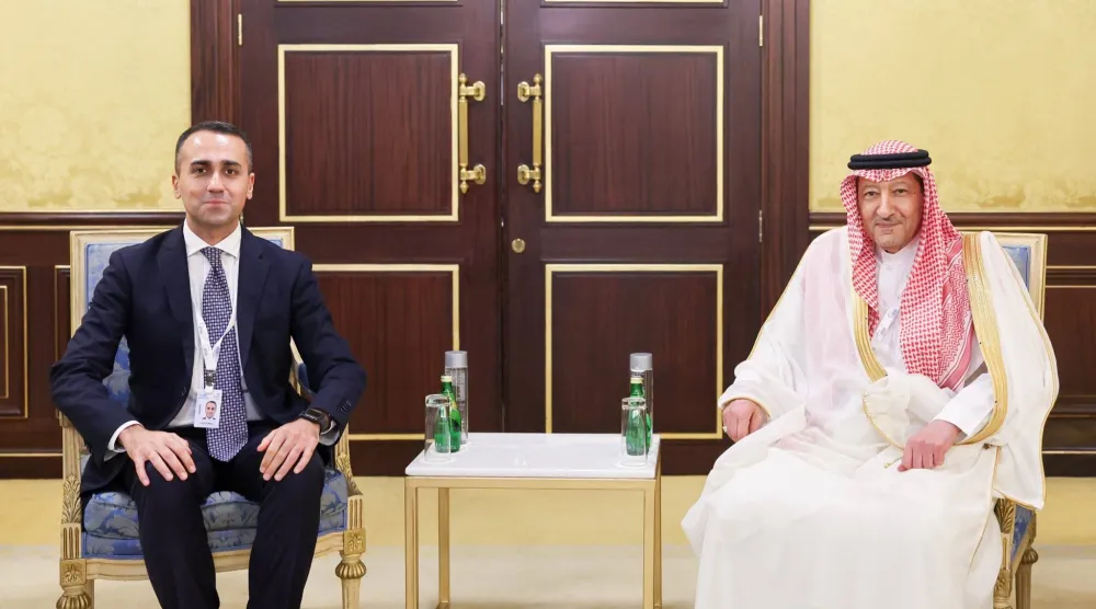 المهندس وليد الخريجي لدى لقائه لويجي دي مايو في المنامة الجمعة (الخارجية السعودية)