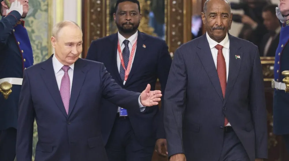 الرئيس الروسي فلاديمير بوتين مرحباً برئيس مجلس السيادة الانتقالي في السودان عبد الفتاح البرهان في موسكو الجمعة (أ.ب)