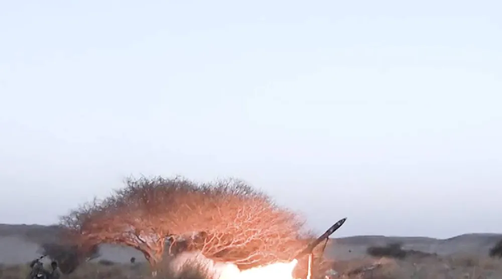 الحوثيون يستهدفون بالصواريخ والقذائف الأحياء السكنية والأعيان المدنية (إ.ب.أ)