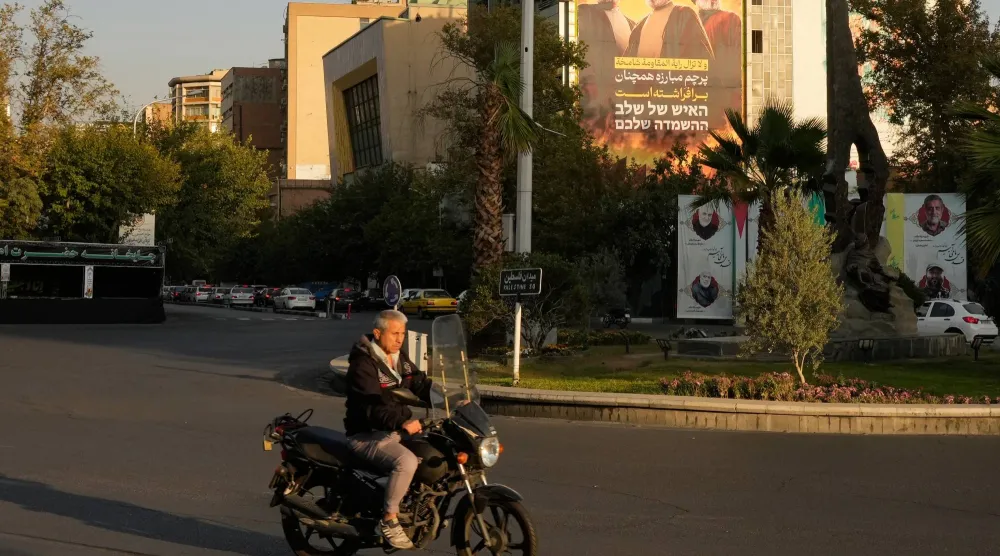 رجل يقود دراجة نارية في طهران (أ.ب)