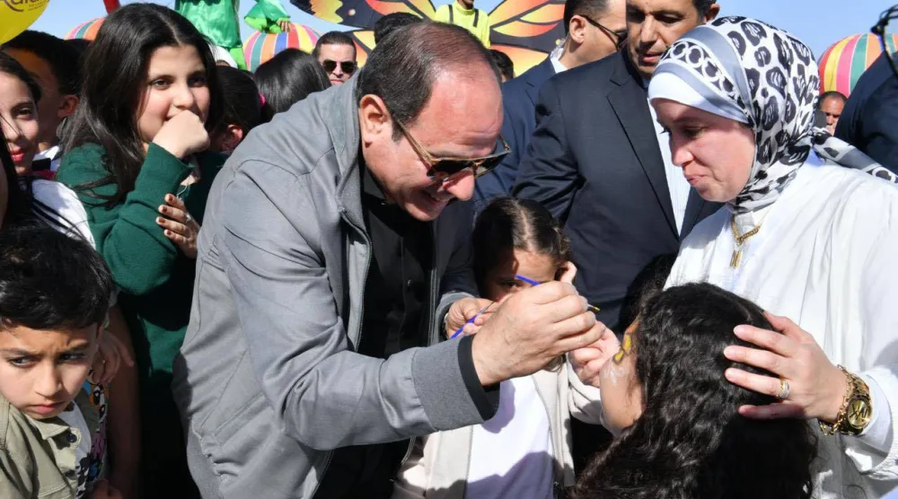 صورة أرشيفية للرئيس خلال احتفاله بعيد الفطر مع «أهالي الشهداء» (المتحدث الرسمي لرئاسة الجمهورية)