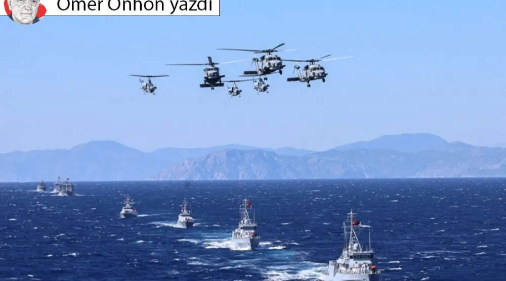 Doğu Akdeniz'de, Muğla ilinin Aksaz açıklarında düzenlenen “Deniz Kurdu-1/2026” tatbikatları sırasında bir Türk Deniz Kuvvetleri S-70B Seahawk helikopteri ve bir T-129 ATAK saldırı helikopteri gösteri yapıyor. (AFP)