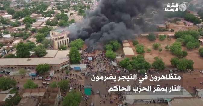 متظاهرون في النيجر يضرمون النار بمقر الحزب الحاكم