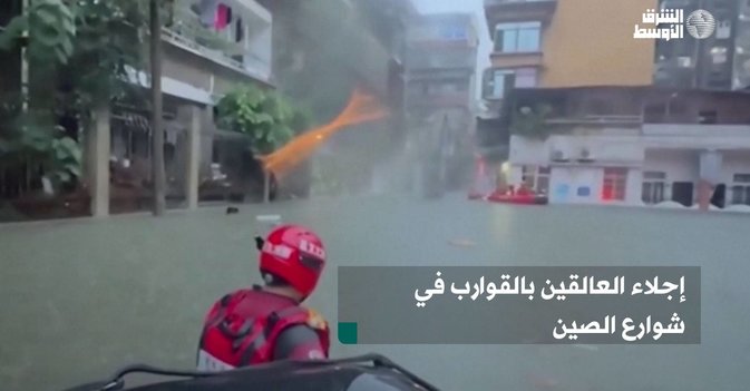 إجلاء العالقين بالقوارب في شوارع الصين