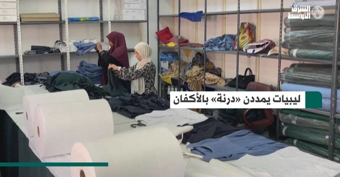 ليبيات يمددن «درنة» بالأكفان