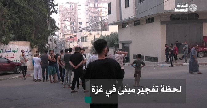 لحظة تفجير مبنى في غزة