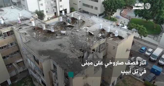 آثار قصف صاروخي على مبنى في تل أبيب