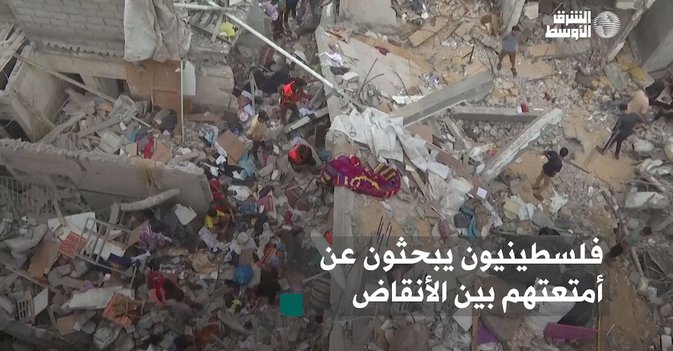 فلسطينيون يبحثون عن أمتعتهم بين الأنقاض