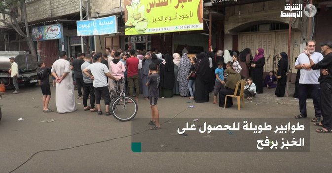 طوابير طويلة للحصول على الخبز برفح