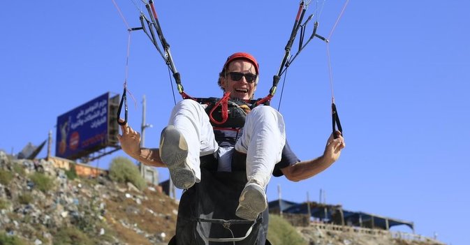 Gazze'de yamaç paraşütü yapan eski AB diplomatı hedefte: "Hamas'a ilham verdi"