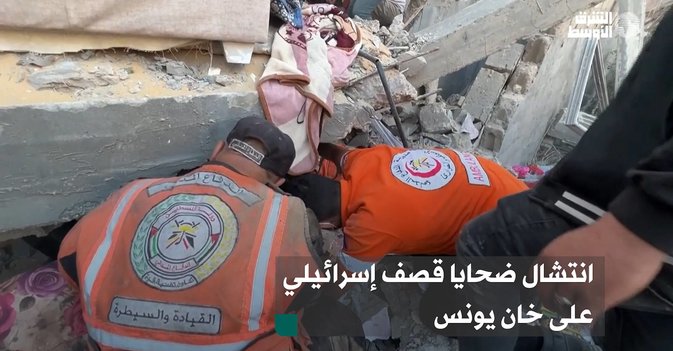 انتشال ضحايا قصف إسرائيلي على خان يونس