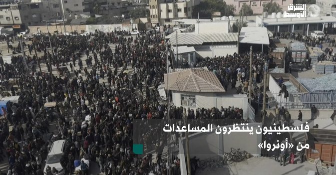 فلسطينيون ينتظرون المساعدات من «أونروا»