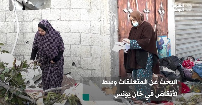 البحث عن المتعلقات وسط الأنقاض في خان يونس