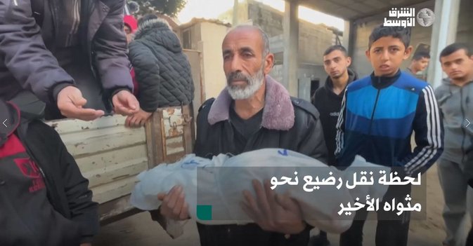 لحظة نقل رضيع نحو مثواه الأخير