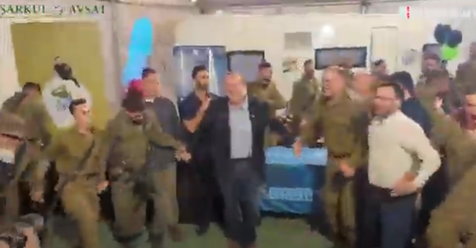 Eski ABD Dışişleri Bakanı Pompeo, soykırımla suçlanan İsrail askerleriyle dans ederken görüntülendi